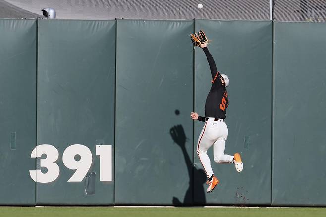 <yonhap photo-3643=""> San Francisco Giants center fielder Jung Hoo Lee catches a fly ball hit by Athletics' Brent Rooker during the first inning of a baseball game Saturday, May 17, 2025, in San Francisco. (AP Photo/Godofredo A. V?squez)/2025-05-18 11:01:48/ <저작권자 ⓒ 1980-2025 ㈜연합뉴스. 무단 전재 재배포 금지, AI 학습 및 활용 금지></yonhap>