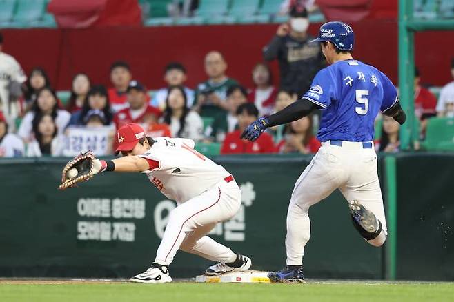 5일 인천 SSG전 5회 내아 안타로 출루하는 구자욱. 원심은 아웃이었지만 비디오 판독 끝에 세이프로 바뀌었다. 삼성 제공