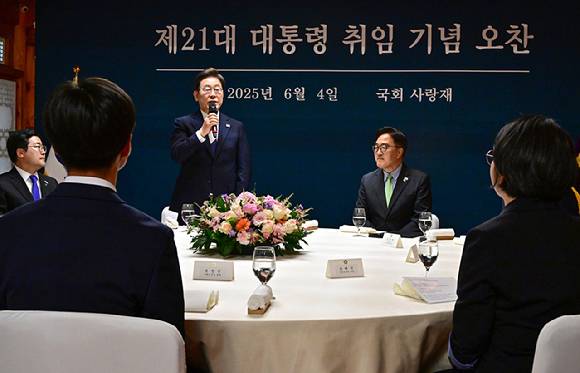 이재명 대통령이 4일 오전 국회 사랑재에서 국회의장과 정당대표와의 오찬에 참석해 인사말을 하고 있다.  우원식 국회의장, 김용태 국민의힘 비상대책위원장, 천하람 개혁신당 당 대표 권한대행, 용혜인 기본소득당 대표, 한창민 사회민주당 대표, 김재연 진보당 상임대표, 김선민 조국혁신당 당 대표 권한대행, 박찬대 더불어민주당 원내대표 겸 당 대표 직무대행(이 대통령 오른쪽 시계방향으로) [사진=국회시잔취재단]