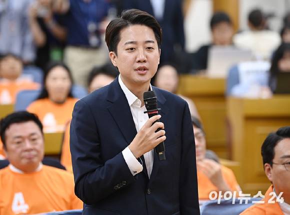 이준석 개혁신당 대선후보가 지난 3일 서울 여의도 국회 의원회관에 마련된 제21대 대통령선거 개표상황실을 방문해 입장을 밝히고 있다. [사진=곽영래 기자]