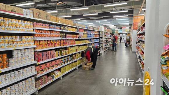 홈플러스 잠실점 직원들이 물건을 정리하고 있다. [사진=아이뉴스24 DB]