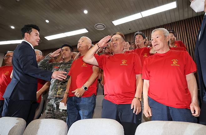 5일 국회 본회의에서 채해병 특검법이 통과되자 해병대 예비역 연대 관계자들이 거수 경례하고 있다. 2025.6.5 [사진=연합뉴스]