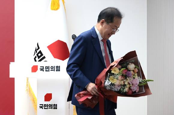 지난 4월 29일 서울 여의도 국민의힘 당사에서 열린 제21대 대통령 후보자 국민의힘 3차 경선 진출자 발표 행사에서 경선에 탈락 후 정계은퇴 의사를 밝힌 홍준표 후보가 기념촬영 무대에서 내려가고 있다. [사진=연합뉴스]