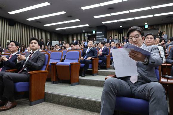 국민의힘 권성동 원내대표가 5일 서울 여의도 국회에서 열린 의원총회에서 자료를 살펴보고 있다. [사진=연합뉴스]