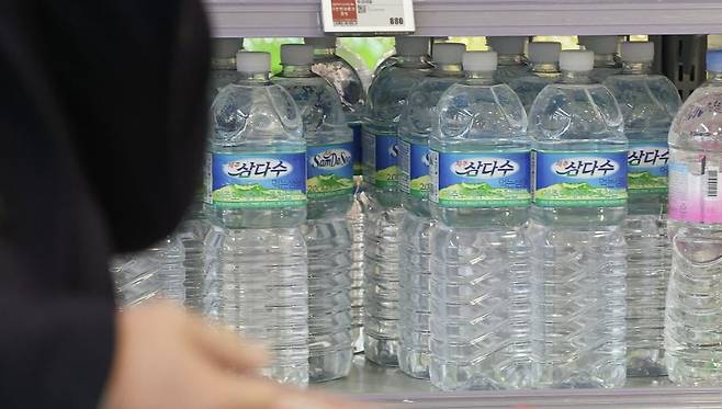 25일 오후 서울의 한 대형마트에 진열된 삼다수. 2023.1.25 [사진=연합뉴스]