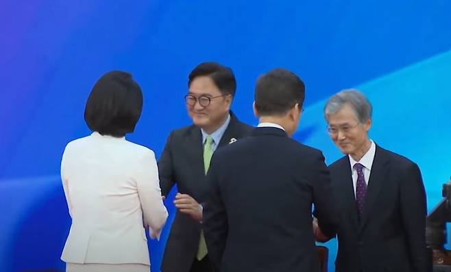 조희대 대법원장(오른쪽)이 4일 서울 여의도 국회에서 열린 제21대 대통령 취임선서식에서 이재명 대통령과 웃으며 악수 인사하고 있다. (SBS 캡처)