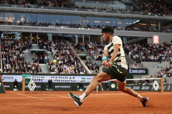 4일 파리의 롤랑가로스에서 열린 프랑스 오픈 8강전에서 공을 넘기는 알카라스. 그는 클레이코트 대회에서 강한 면모를 보인다. [신화=연합뉴스]
