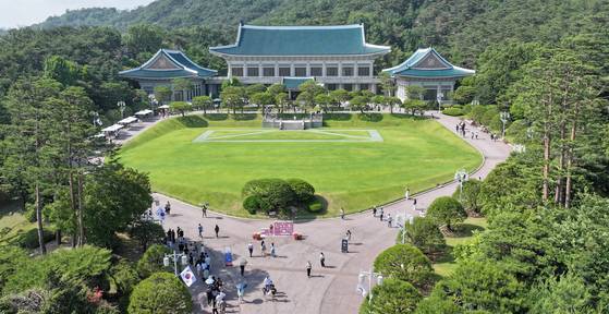 제21대 대통령 선거 투표일인 3일 서울 종로구 청와대에 관광객들이 북적이고 있다. 한때 권력의 상징이자, 최근까지 ‘국민 품으로 돌아간 공간’으로 환영받았던 청와대가 다시 대통령의 집무 공간으로 쓰일 가능성이 제기되며 관심이 쏠리고 있다. 뉴스1