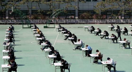 코로나19 유행 당시인 지난 2020년 4월 서울 서경대 캠퍼스 야외운동장에서 손해보험 설계사 자격시험이 치러지고 있다. 사진은 기사와 무관. 중앙포토