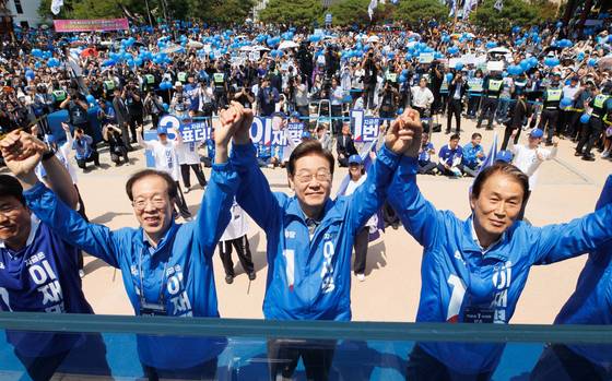 대선을 이틀 앞두고 ‘험지’인 영남 지역 유세에 나선 이재명 더불어민주당 대선 후보(가운데)가 지난 1일 오전 경북 안동시 웅부공원 유세에서 지지를 호소하고 있다. 이 후보는 이날 “전 안동에서 태어나 안동의 물과 쌀, 풀을 먹고 자랐다”며 “안동은 제 출발점이고 종착점”이라고 말했다. 김성룡 기자