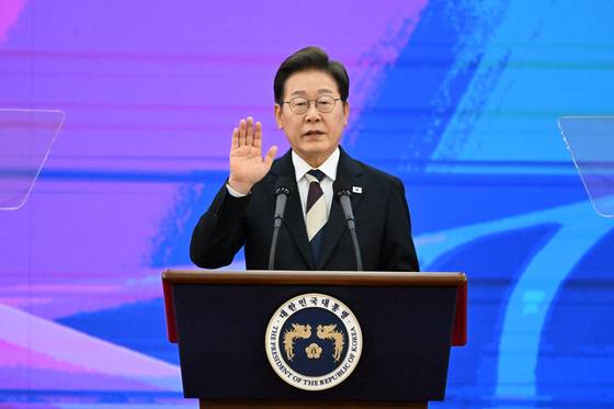 제21대 대통령에 당선된 이재명 대통령이 4일 오전 서울 여의도 국회 본관 로텐더홀에서 취임 선서를 하고 있다. 임현동 기자