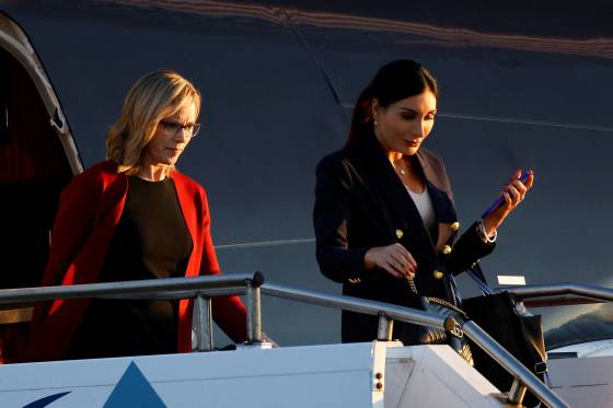 미국의 극우 성향 인플루언서 로라 루머(오른쪽)가 지난해 9월 10일(현지시간) 미 대선 TV토론이 예정된 펜실베이니아 필라델피아 국제공항에 도착한 도널드 트럼프 당시 공화당 대선 후보 전용기에서 내리고 있다. 로이터=연합뉴스