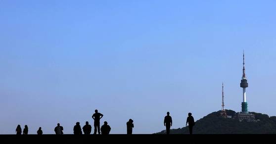 맑은 날씨를 보인 5일 오전 서울 용산구 국립중앙박물관에서 시민들과 외국인 관광객이 파란 하늘 아래 휴식을 취하고 있다. 뉴시스