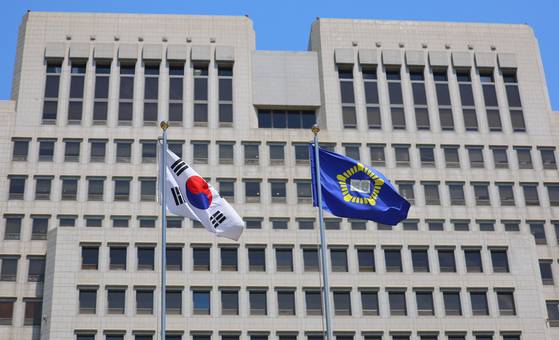 5일 서울 서초구 대법원에 걸린 깃발이 바람에 펄럭이고 있다. 부모가 자녀 모르게 책가방에 녹음기를 넣어 수업 중 교사의 발언을 녹음했다면, 해당 녹음 파일뿐만 아니라 이를 전제로 한 진술이나 상담 내용 등도 형사재판에서 증거로 사용할 수 없다는 대법원 판단이 나왔다. 연합뉴스