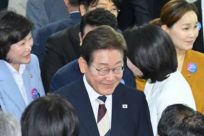 이재명 신임 대통령이 4일 서울 여의도 국회 로텐더홀에서 열린 약식 취임식에서 연설을 마친 후 퇴장하고 있다. / 사진=한경DB