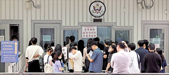 < 속타는 유학생들 > 미국 비자 신청자들이 28일 서울 세종대로 주한 미국대사관 앞에서 비자 심사를 받기 위해 줄지어 서 있다. /뉴스1