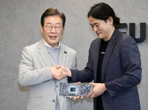 지난 4월 이재명 당시 대통령 후보가 퓨리오사AI 사옥에서 백준호 대표와 악수하고 있다. 뉴스1