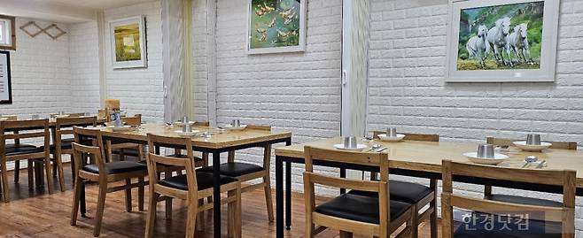 점심인데도 손님이 없는 효자동의 한 음식점/사진=유지희 기자