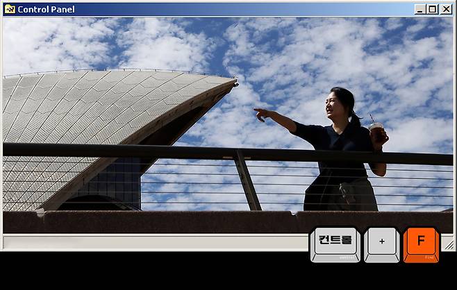 2025년 2월 호주 시드니의 시드니 오페라 하우스 앞마당에서 한 여성이 항구를 향해 손짓하고 있다. 게티이미지