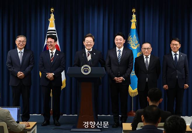 이재명 대통령이 지난 4일 용산 대통령실청사에서 첫 인선을 발표하고 있다. 왼쪽부터 이종석 국가정보원장 내정자, 김민석 국무총리 지명자, 이 대통령, 강훈식 비서실장, 위성락 국가안보실장, 황인권 경호처장. 김창길 기자