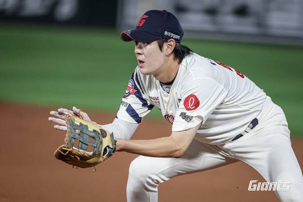 5일 롯데 나승엽이 2군에서 훈련 중 날아오는 공에 얼굴을 맞아 병원에 입원했다. 사진은 지난달 LG전에서 수비하는 모습. 롯데 자이언츠 제공