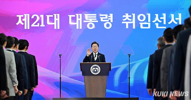 이재명 대통령이 4일 서울 여의도 국회 로텐더홀에서 열린 제21대 대통령 취임 선서 행사에서 선서하고 있다. 사진=유희태 기자