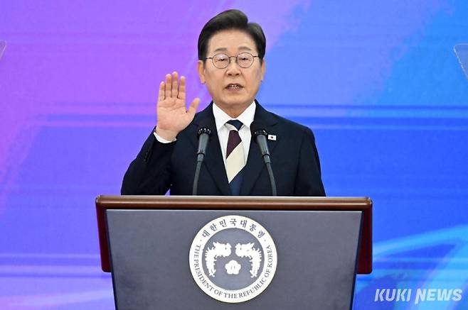 이재명 대통령이 4일 서울 여의도 국회 로텐더홀에서 열린 제21대 대통령 취임 선서 행사에서 선서하고 있다. /유희태 기자