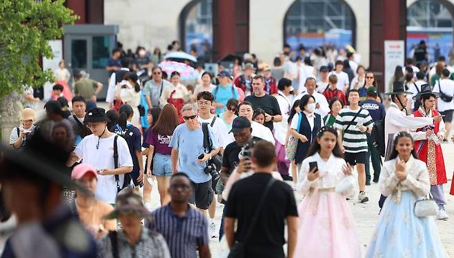 서울 경복궁을 방문한 국내외 관광객들. 연합뉴스