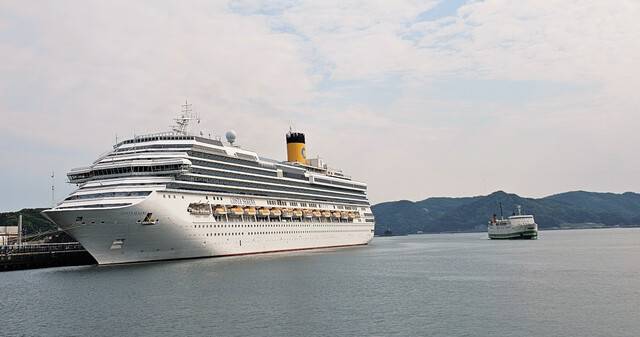 일본 사세보항에 정박 중인 코스타세레나호.