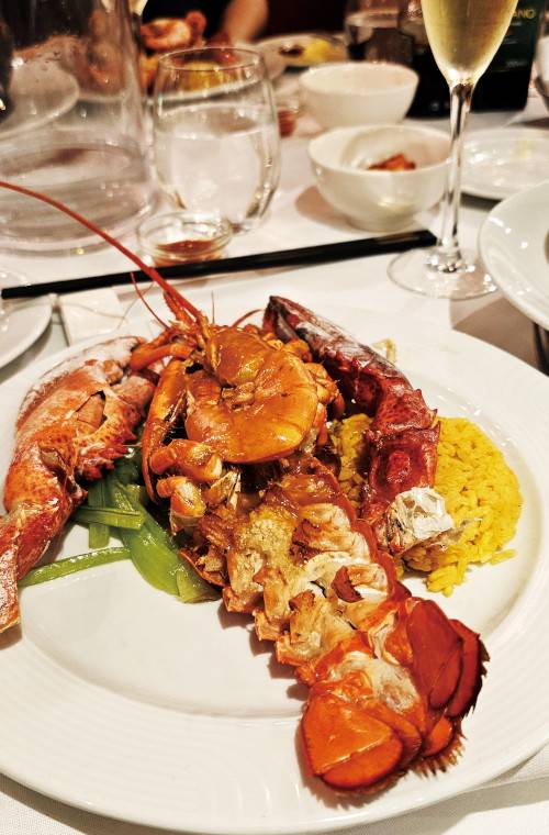 크루즈 레스토랑에서 나온 랍스터 요리.