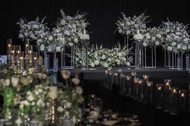 파크 하얏트 부산이 선보인 ‘윈터 웨딩 프로모션’이 진행되는 연회장 ‘볼룸’ 내부 전경. 최대 200명까지 수용 가능한 단독 공간으로, 자연 채광과 넉넉한 포이어를 갖춰 프라이빗하고 세련된 웨딩 연출이 가능하다./ 사진=파크 하얏트 부산 제공