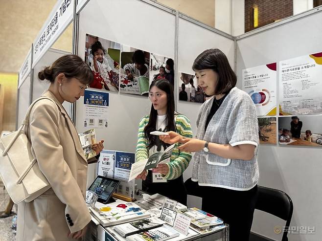 제19차 한국의료선교대회 참가자가 5일 서울 새문안교회에서 선교단체 부스를 구경하고 있다.