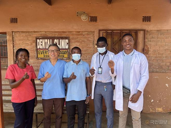 강지헌(왼쪽) 선교사가 난민캠프 내에 마련된 임시 치과 진료소에서 제자들과 함께 진료를 보고 있다. 아래 사진은 강 선교사가 진료팀원들과 함께 사진을 찍은 모습.