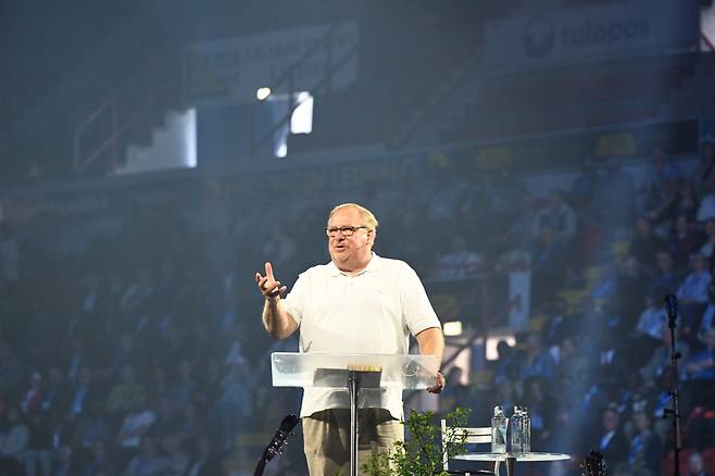 4일(현지시간) 핀란드 헬싱키에서 열린 세계오순절대회(PWC) 개막 예배에서 설교하고 있는 릭 워렌 목사. 여의도순복음교회 제공