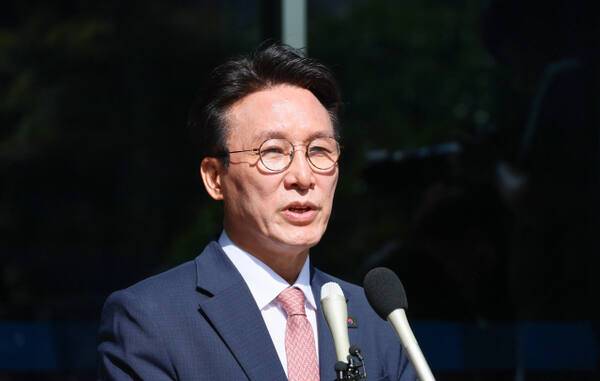 김민석 국무총리 후보자가 5일 서울 종로구 통의동 금융감독연수원에 마련된 인사청문회 준비 사무실로 첫 출근을 하며 취재진 질문에 답하고 있다. 연합뉴스