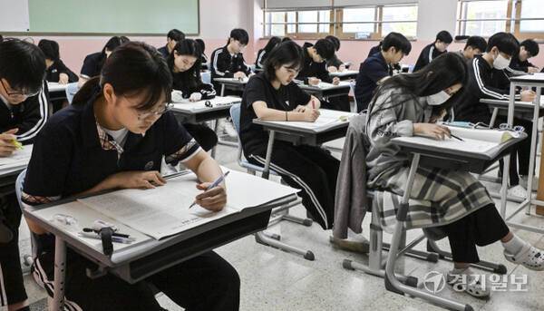 4일 오전 화성특례시 동탄고등학교에서 3학년 학생들이 2025년 6월 전국연합학력평가를 치르고 있다. 홍기웅 기자