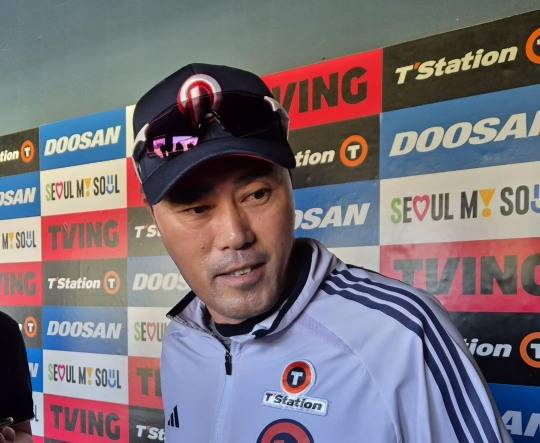 인터뷰하는 두산 베어스 조성환 감독 대행. 사진[연합뉴스]