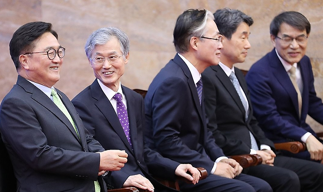 우원식 국회의장(왼쪽부터), 조희대 대법원장, 김형두 헌법재판소장 권한대행, 이주호 전 대통령 권한대행 부총리 겸 교육부 장관, 노태악 중앙선거관리위원장 등 5부요인이 4일 서울 여의도 국회에서 열린 제21대 대통령 취임선서식을 기다리며 대화하고 있다. / 사진 = 연합뉴스 [국회사진기자단]