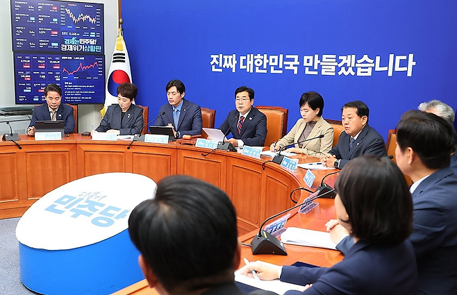 더불어민주당 박찬대 대표 권한대행 겸 원내대표가 5일 서울 여의도 국회에서 열린 최고위원회의에서 발언하고 있다. / 사진= 연합뉴스