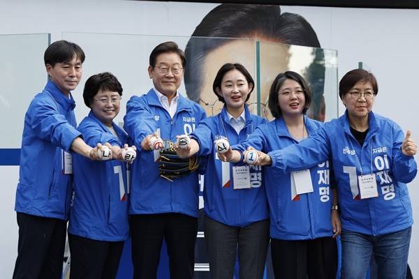 ▲ 왼쪽부터 한창민 사회민주당 대표, 김선민 조국혁신당 대표 권한대행, 이재명 대통령, 김재연 진보당 대표, 용혜인 기본소득당 대표, 정은경 전 질병관리청장. 사진=용혜인 페이스북