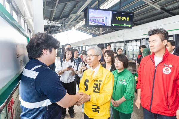 ▲ 6월2일 권영국 민주노동당 대선 후보가 서울 광진구 구의역을 방문해 '구의역 김군'을 추모했다. 사진=민주노동당 홈페이지