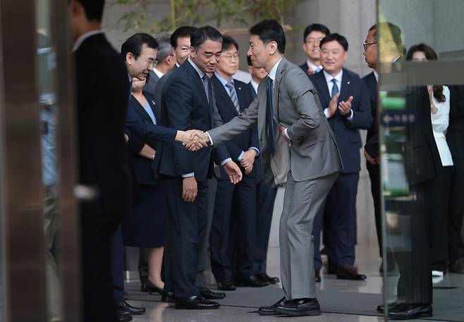 이복현 금융감독원장이 5일 서울 영등포구 금감원에서 이임식을 마치고 직원들과 악수하고 있다. [연합뉴스]