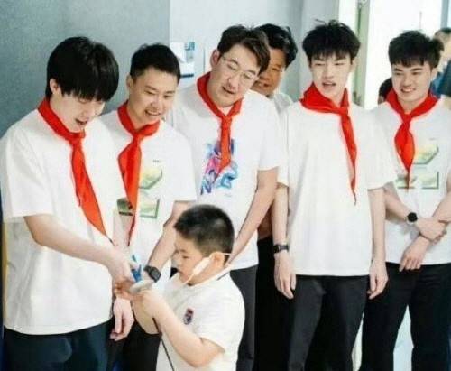 중국과 대만의 긴장 고조가 이어지고 있는 가운데 대만 탁구선수가 중국 공산당을 상징하는 붉은 스카프를 착용한 채 공개행사에 참석해 정치적 논란에 휩싸였다. [사진출처 = 연합뉴스]