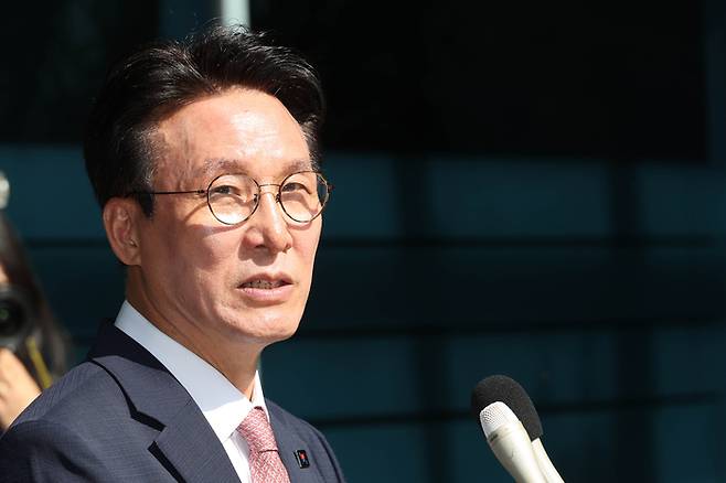 김민석 국무총리 후보자가 5일 서울 종로구 통의동 금융감독연수원에 마련된 인사청문회 준비 사무실로 첫 출근을 하며 취재진 질문에 답하고 있다. [이충우 기자]