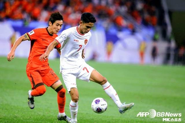 중국과 인도네시아는 대단히 중요한 경기를 앞두고 신경전을 펼치고 있다. 자극적인 도발은 없었으나 이 경기가 가진 중요성을 제대로 알고 있었다. 결국 누군가는 웃고 우는 하루가 될 것이다. 중국과 인도네시아는 3차 예선 10경기 중 가장 중요한 경기를 앞두고 있다. 사진=AFPBBNews=News1