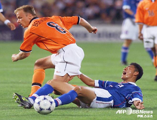 이민성 감독의 선수 시절. 이민성 감독이 1998 프랑스 월드컵 본선 조별리그 2차전에서 네덜란드 공격수 데니스 베르캄프에게 태클하고 있다. 사진=AFPBBNews=News1