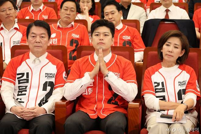 김용태 국민의힘 비상대책위원장과 안철수, 나경원 공동선거대책위원장들이 3일 오후 서울 여의도 국회 도서관에 마련된 제21대 대통령선거개표상황실에서 개표 방송을 시청하고 있다.  2025.6.3/사진=뉴스1 /사진=(서울=뉴스1) 이광호 기자