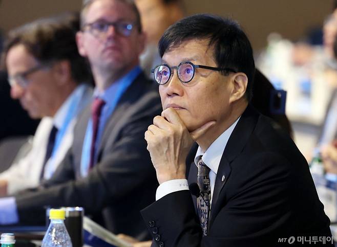 이창용 한국은행 총재가 2일 서울 중구 한국은행에서 열린 2025년 BOK 국제컨퍼런스에서 생각에 잠겨있다. /사진=뉴시스