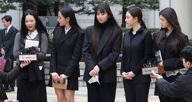 그룹 뉴진스(하니, 민지, 혜인, 해린, 다니엘)가지난 3월7일 오후 서울 서초구 서울중앙지방법원에서 열린 '어도어, 뉴진스 상대 기획사 지위보전 및 광고계약 체결 등 금지 가처분' 심문기일을 마친 후 취재진의 질문에 답변하고 있다./사진=뉴진스