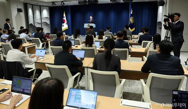 [서울=뉴시스] 고범준 기자 = 강훈식 비서실장이 5일 서울 용산구 대통령실 브리핑룸에서 기자단과 상견례를 하고 있다. 2025.06.05. bjko@newsis.com /사진=고범준